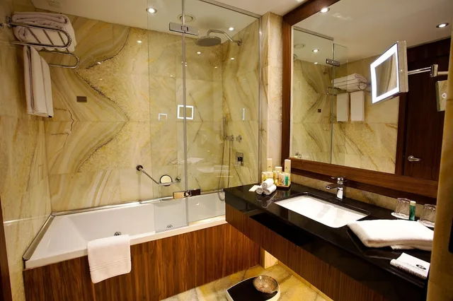 غرفة بريميوم بسرير كينج مع دخول صالة النادي، Crowne Plaza Istanbul Harbiye Hotel 7/8