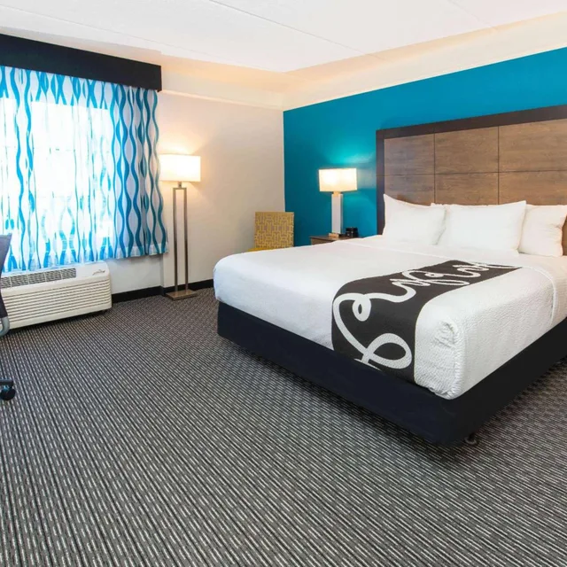 غرفة بسرير كينج بحوض استحمام لذوي الإعاقة، La Quinta Inn & Suites by Wyndham Tampa Brandon Regency Park 2/6