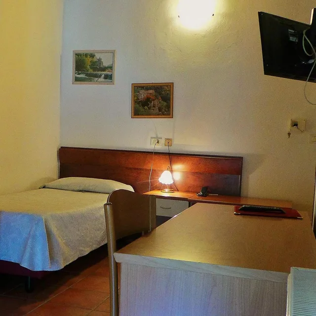 غرفة مفردة، Hotel Roma 4/7