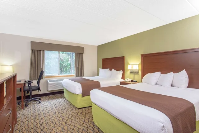 غرفة قياسية بسريرين كوين، AmericInn by Wyndham Sheboygan 1/2