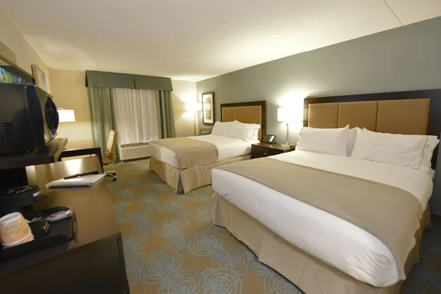 غرفة قياسية بسريرين كوين، Holiday Inn Express Hotel Suites Waterloo St Jacobs 1/3