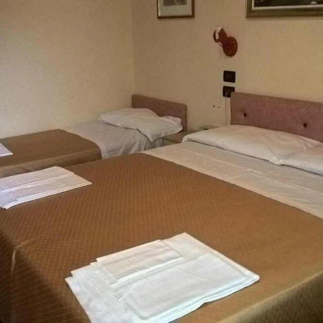 غرفة ثلاثية، Hotel Parigi 6/8