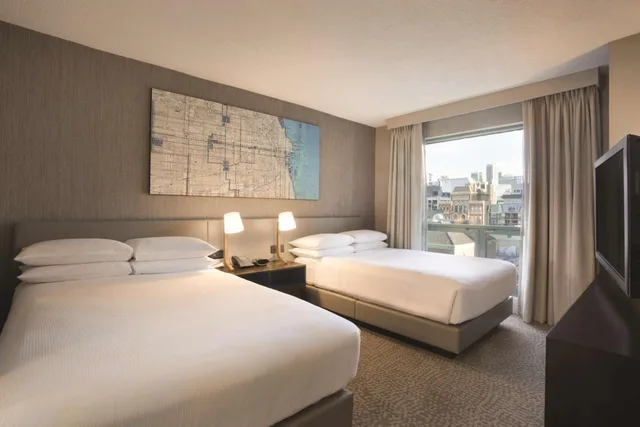 جناح بسريرين مزدوجين بإطلالة على المدينة مع أريكة، Hilton Chicago Magnificent Mile Suites 1/4