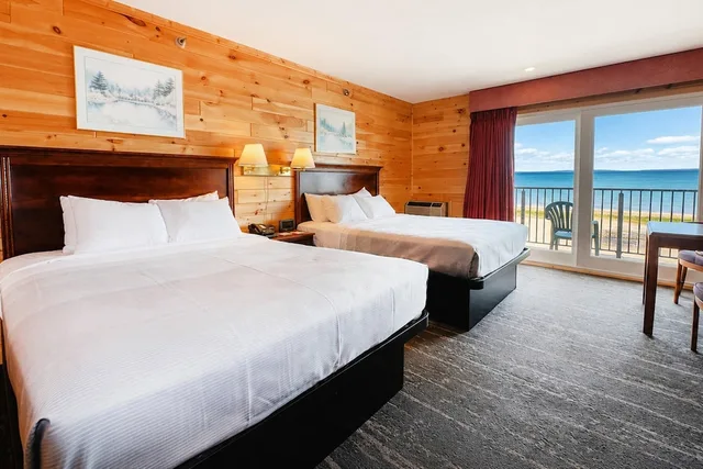 Island, Deluxe, 2 Queen Beds, Lake or Beach View, Balcony، Quality Inn & Suites Mackinaw City Beachfront 2/10