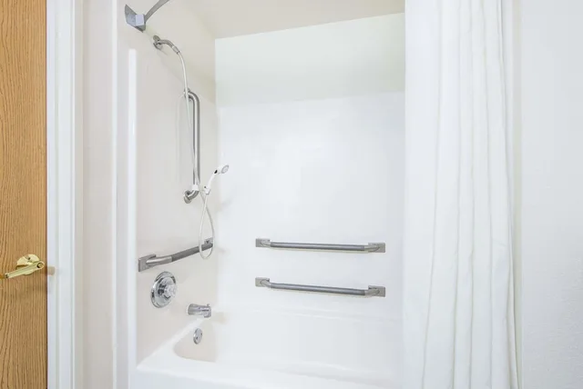غرفة قياسية بسرير كوين لذوي الإعاقة، Super 8 by Wyndham West Middlesex/Sharon Area 3/4