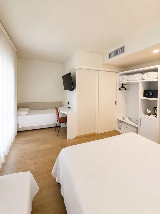 غرفة رباعية بسرير كوين وسريرين منفصلين لذوي الإعاقة، HOTEL PARIGI 2 2/8
