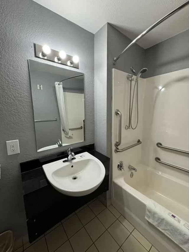 غرفة قياسية بسرير كوين، Motel6 Bismarck, ND 7/7