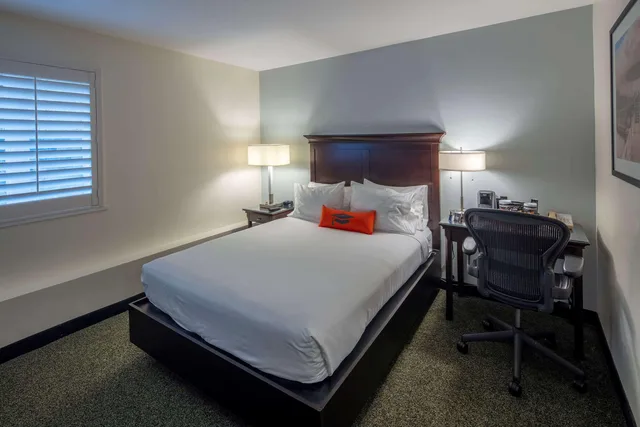 غرفة لذوي الإعاقة، Collegian Hotel and Suites, Trademark Collection By Wyndham 1/1
