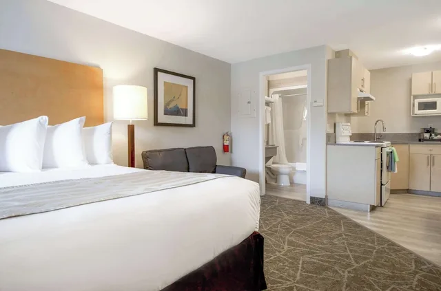 Coast, Comfort, Queen Bed, City View, Kitchenette، Coast Osoyoos Beach Hotel 3/6