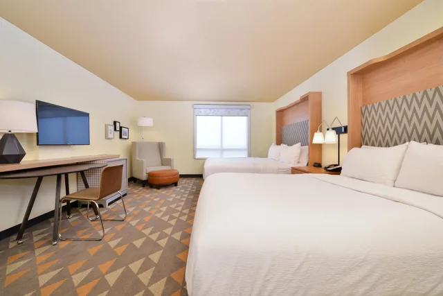 غرفة قياسية بسرير كينج وسريرين منفصلين، Holiday Inn Kansas City Airport 2/9