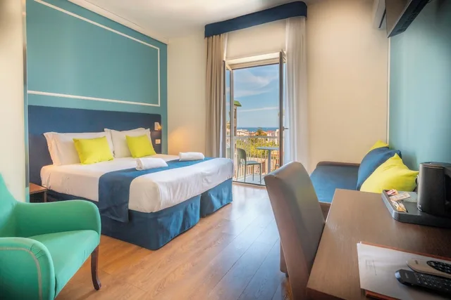 غرفة سوبيريور ثلاثية بسرير مزدوج وسرير فردي بشرفة، Hotel La Pergola Sorrento 3/4