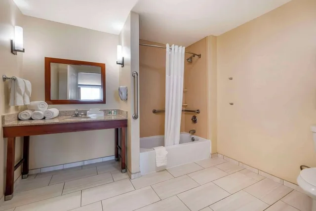 جناح بسريرين كوين مع أريكة لذوي الإعاقة، Comfort Suites Elizabethtown 3/3