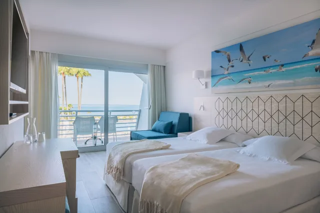 غرفة بسريرين منفصلين بإطلالة على البحر، Iberostar Waves Royal Andalus 1/4