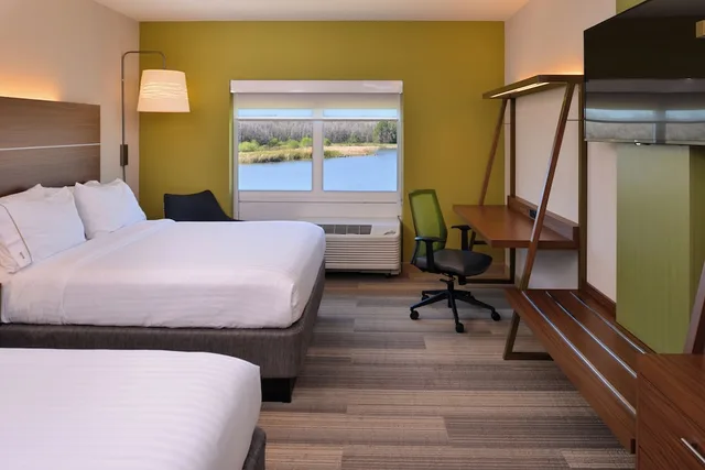 جناح بسريرين كوين بإطلالة على البحيرة مع أريكة، Holiday Inn Express & Suites Trinity 4/9