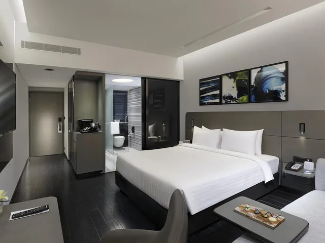 غرفة بريميير بسرير كينج بإطلالة على المدينة مع دخول الصالة في طابق مرتفع، Novotel Chennai Chamiers Road 1/7
