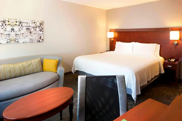 Room, Courtyard Brownsville 1/3