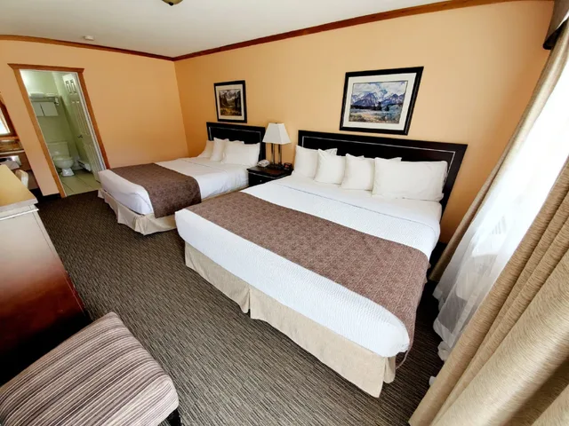 غرفة بسرير كينج وسرير كوين في الطابق الأرضي، Travelodge by Wyndham Golden Sportsman Lodge 4/15