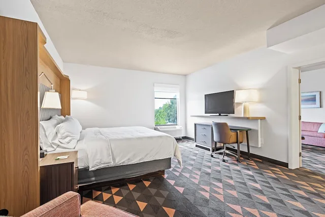 جناح بسرير كينج بمنطقة جلوس، Holiday Inn St. Petersburg West 2/10