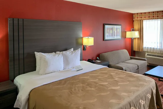 غرفة بسرير كينج لذوي الإعاقة، Quality Inn Marshall 1/1
