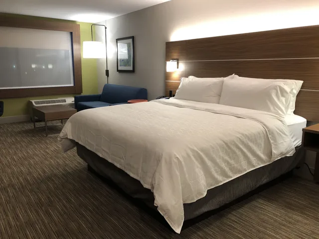 جناح بسرير كينج مع أريكة، Holiday Inn Express Suites Racine 3/10
