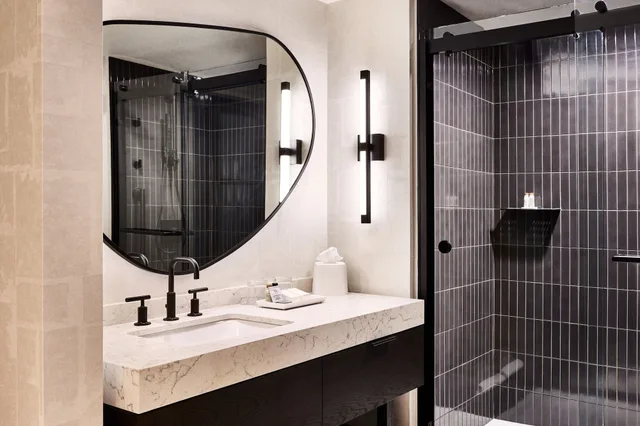 غرفة بريميوم بسرير كينج، Renaissance Phoenix Glendale Hotel And Spa 7/8