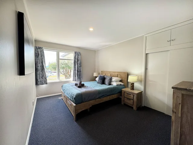 4 Bedrooms, Beach House, 5 Beds, 2 Queen Beds, Sofa, Tahuna Beach Kiwi Holiday Park & Motel 6/10