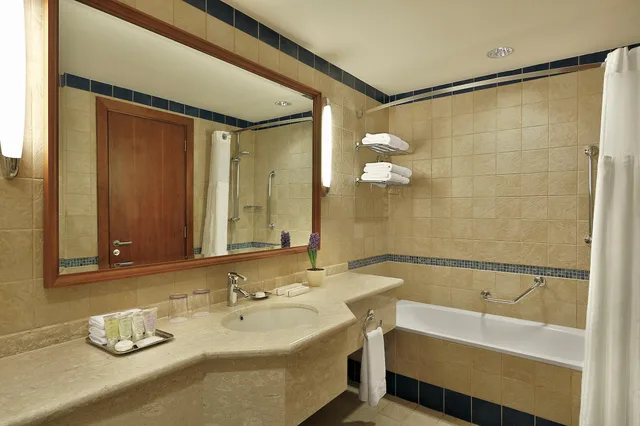 غرفة بسريرين منفصلين بإطلالة على المسبح، Crowne Plaza Jordan Dead Sea Resort and Spa 4/4