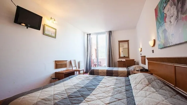غرفة بانورامية بسريرين منفصلين بإطلالة على البحر بشرفة، Le Kalliste Hotel 7/7