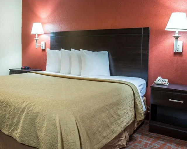غرفة بسرير كينج للمدخنين، Quality Inn and Suites Monroe NC 3/3