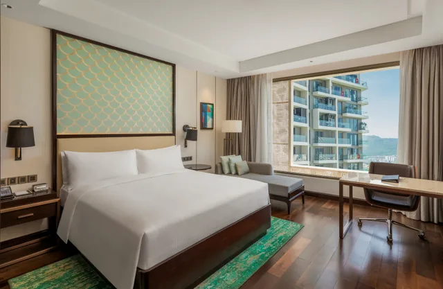 غرفة بسرير كينج بإطلالة على البحر، Hilton Da Nang 9/12