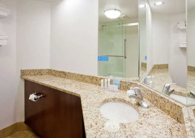 غرفة بسرير كينج مع أريكة لذوي الإعاقة، Hampton Inn Duluth Canal Park 2/2