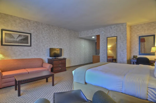 Suite, King Bed, Sofa, HOLIDAY INN EXPRESS SAN DIEGO SOUTH - CHULA VISTA 5/10