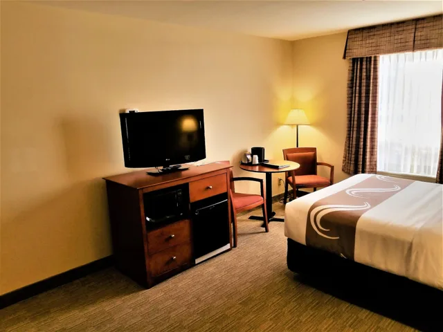 غرفة قياسية بسرير كوين مع أريكة، Quality Inn Airport Dieppe 8/10
