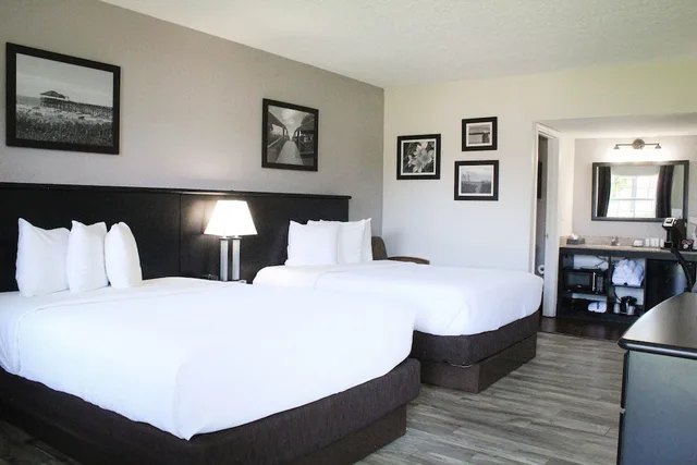 Courtyard, Deluxe, 2 Queen Beds, Pool View، La Quinta Inn By Wyndham Cocoa Beach Port Canaveral 3/5