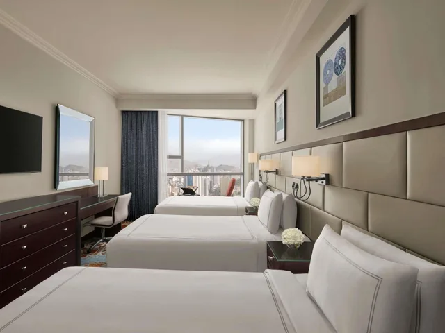 غرفة كلاسيكية ثلاثية بثلاثة أسرّة بإطلالة على المدينة، فندق مكة سويس أوتيل(Swissotel Makkah) 3/9
