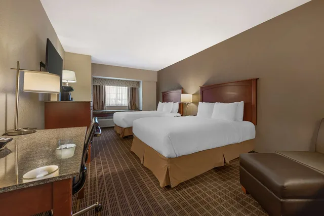 غرفة ديلوكس بسريرين كوين بإطلالة على الجبل، Best Western Plus Peak Vista Inn & Suites 2/4