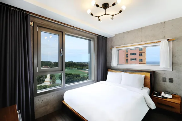 غرفة قياسية بسرير مزدوج بإطلالة على البحر، Cornerstone Hotel 1/2