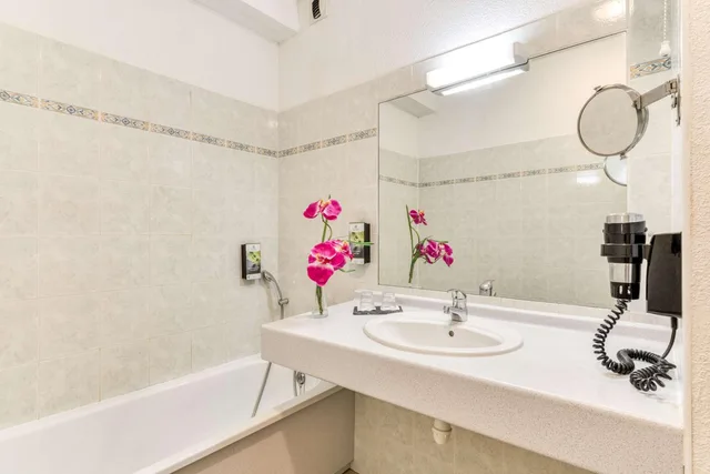 غرفة عائلية بسرير كينج وسريرين منفصلين مع أريكة، Sure Hotel by Best Western Beziers Le Monestie 11/12