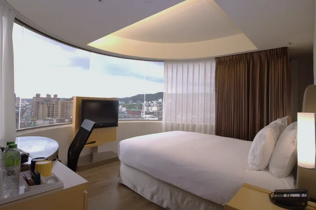 غرفة قياسية بسرير كوين بإطلالة على المدينة، Holiday Inn Express Taoyuan 2/3