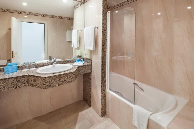 غرفة بسريرين منفصلين بشرفة بإطلالة، Hotel Mac Puerto Marina 4/5
