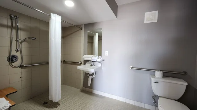 1 King Bed - Mobility Accessible Tub, Nsmk، Motel6 Webster Tx Houston Nasa Lake 6/7