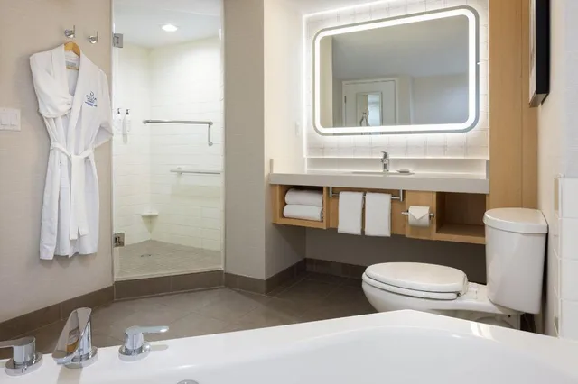 غرفة كبيرة بسريرين كوين بإطلالة على المدينة مع أريكة، Delta Grand Okanagan Resort 3/5