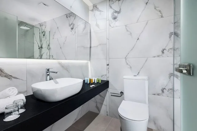 غرفة سوبيريور بسرير مزدوج بإطلالة على المسبح، Mayfair Hotel 6/8