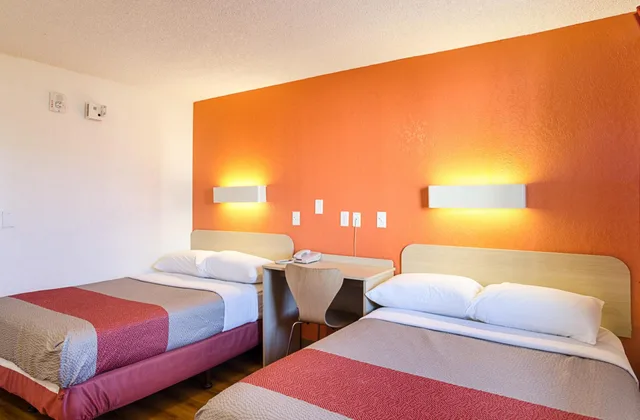 غرفة رباعية لذوي الإعاقة، Motel6 Denver, CO – Downtown 7/10
