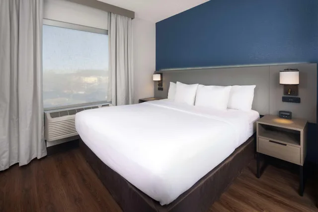 جناح، Comfort Suites Outlet Center 2/6