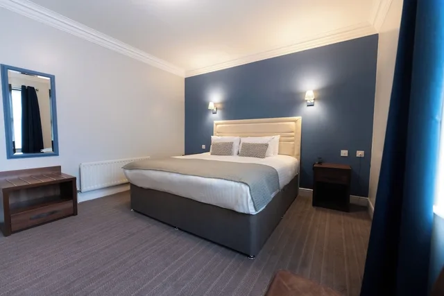 Superior, King Bed, Celtic Royal 2/4