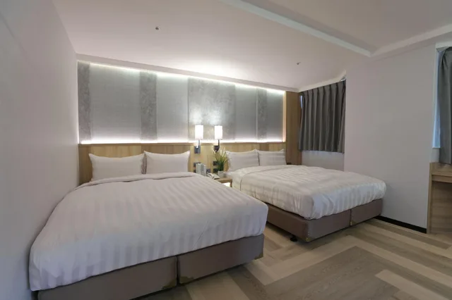 غرفة ثلاثية بسرير كوين وسرير فردي، Silken Hotel 1/2