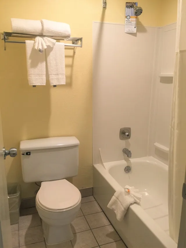 غرفة قياسية بسرير كينج، Quality Inn SeaTac Airport Seattle 6/6