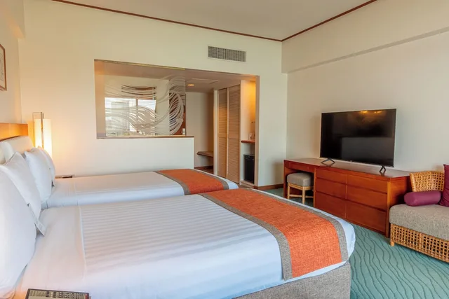 غرفة بسريرين منفصلين بإطلالة على الشاطئ بشرفة، Hotel Nikko Guam 3/4