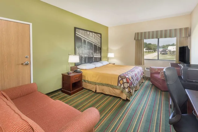 غرفة بسرير كينج لذوي الإعاقة، Super 8 by Wyndham Duson Lafayette West Area 1/4